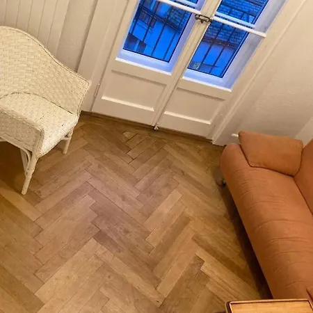 Joli 2 Pieces Dernier Etage, Centre *